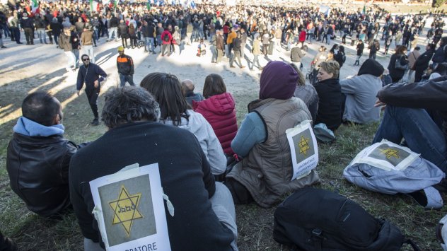 Протест в Италия срещу въвеждането на задължителен "Зелен сертификат" за коронавирус. Снимка: Bloomberg