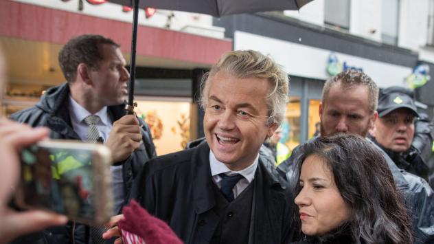 Герт Вилдерс, лидер на Партията на свободата /PVV/ в Холандия позира със симпатизанти в Бреда, Холандия, на 8 март 2017.  Photographer: Jasper Juinen/Bloomberg 