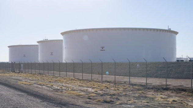 Петролът затвърди позициите си на цени близо до най високото затваряне