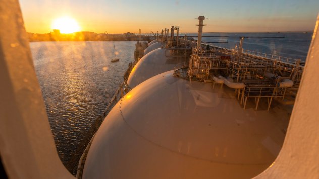 Министерски съвет одобри договор за доставка на седем танкера втечнен