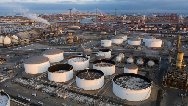 Рафинерията на Valero в Уилмингтън, в непосредствена близост до пристанището на Лонг Бийч в Калифорния, април 2021 г.