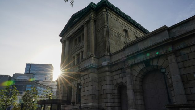 Японската централна банка предизвика рязко поевтиняване на йената, като потвърди