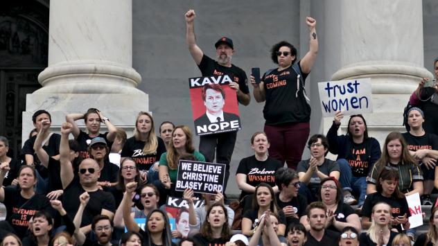 Активисти протестират срещу номонацията на Брет Кавано. Снимка: Andrew Harrer/Bloomberg