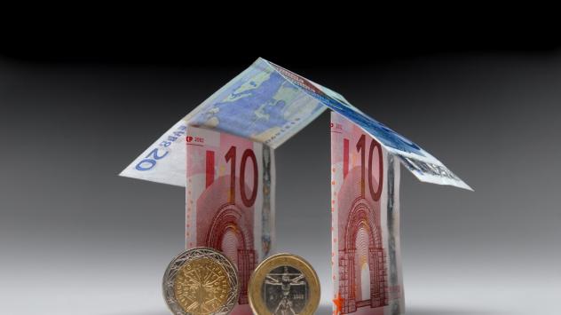 Банкноти от 10 и 20 евро и монети от 1 и 2 евро подредени за снимка в Париж, Франция; Снимка: Alastair Miller/Bloomberg News