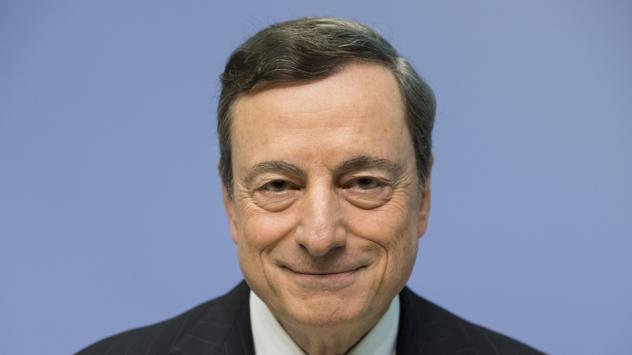 Управителят на ЕЦБ Марио Драги позира за снимка преди пресконференция Снимка: Jasper Juinen/Bloomberg