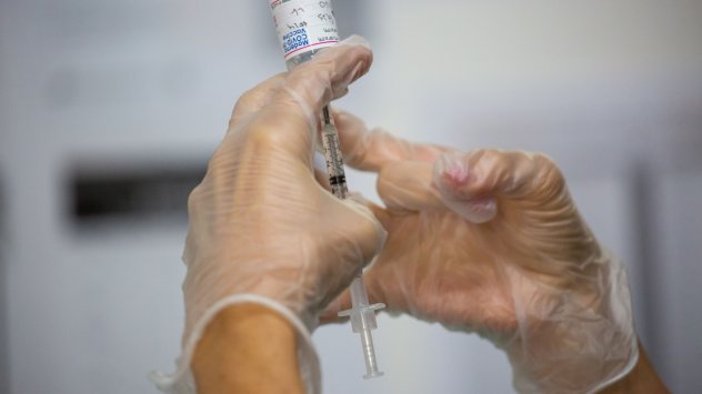 Обединеното кралство стана първата страна която разреши ваксина Covid 19 пригодена