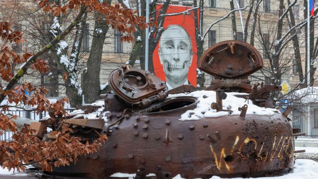 Плакат с лика на руския президент Владимир Путин, разположен зад руски танк Т-72Б, унищожен от украинската армия, в Рига, Латвия. 24 февруари 2023 г. Снимка: Андрей Рудаков/Bloomberg
