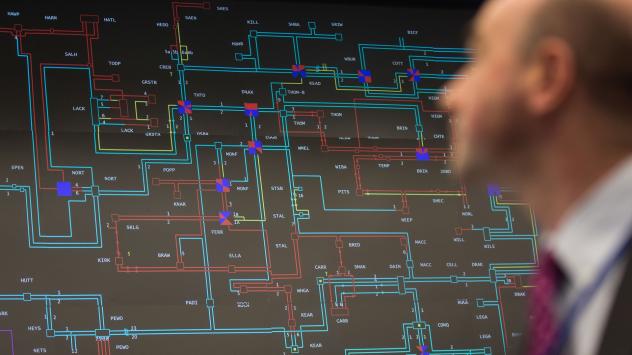 Служител наблюдава производството и потреблението на ток от монитор в контролна стая във Великобритания Снимка: Simon Dawson/Bloomberg
