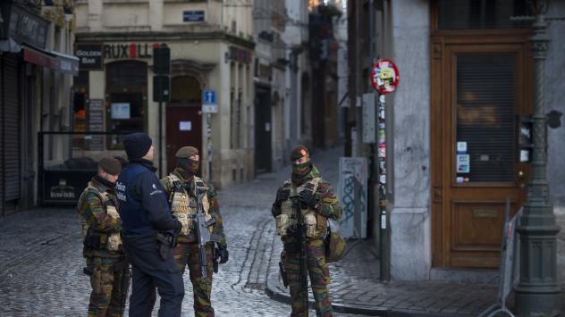 Белгийски полицаи стоят на площад Grand Plance в Брюксел. Снимка: Jasper Juinen/Bloomberg