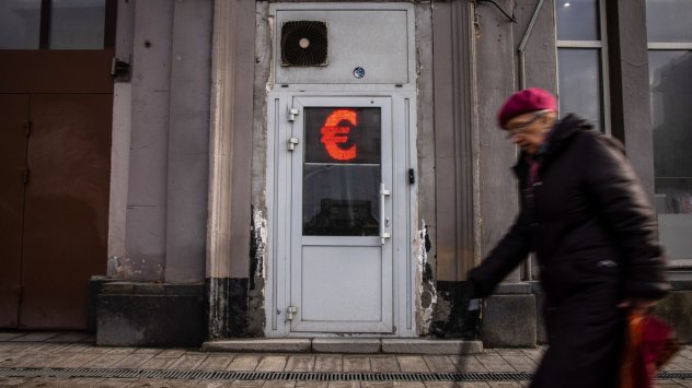 Еврото се използва по рядко като глобална разплащателна валута отбелязвайки най големия