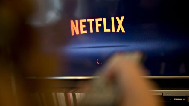 Логото на Netflix на широкоекранен телевизор. Снимка: Daniel Acker /Bloomberg