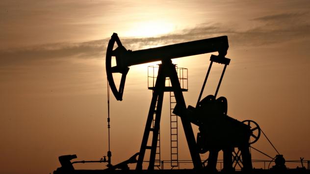 Нефтена платформа до СантаКруз - Photographer: Diego Giudice/Bloomberg News