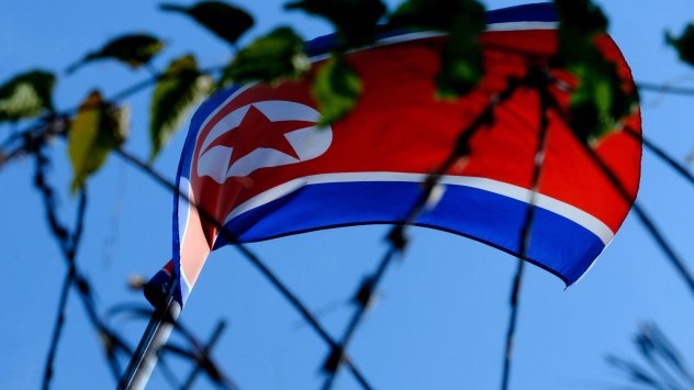 Северна Корея изстреля в петък две ракети, за които се