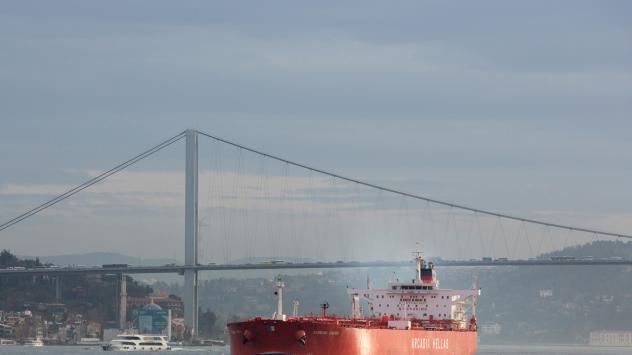 Петролният танкер Arcadia Hellas минава Босфора. Истанбул, 2013. Photographer: Kerem Uzel/Bloomberg