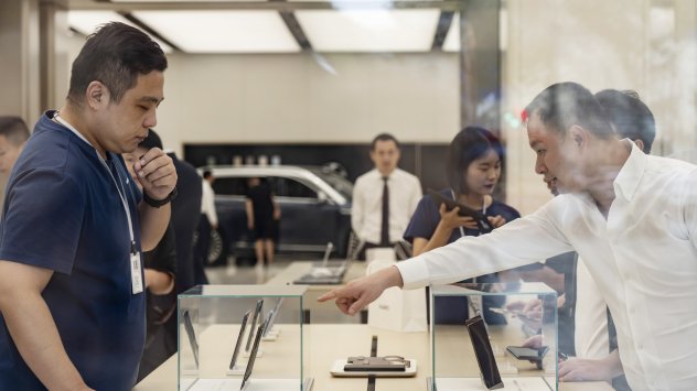 Новият сгъваем телефон на Huawei Mate XT с начална цена е от $2 800. Снимка: Цилай Шен/Bloomberg