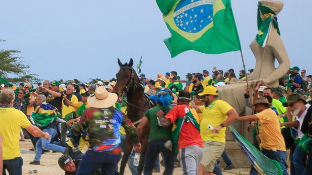 Докато Бразилия събираше парчетата в понеделник от щетите причинени от
