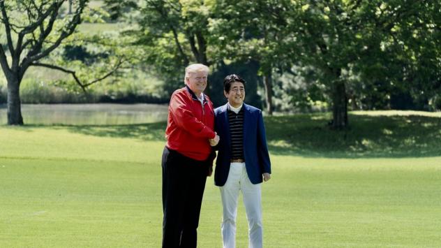 Американският президент Доналд Тръмп и японският президент Шиндзо Абе играят гол по време на официалната визитация Снимка: @twitter.com/realDonaldTrump