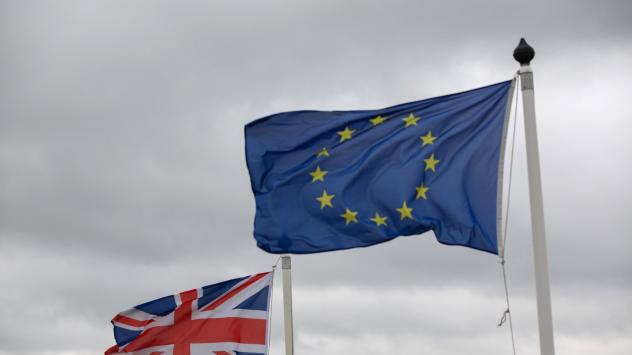 Британският флаг и знамето на ЕС. Photographer: Krisztian Bocsi/Bloomberg