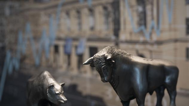 Статуетки на мечка и бик на фона на снимка на фондова борса Снимка:Alex Kraus/Bloomberg