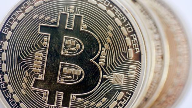 Купчина Bitcoin монети; Снимка: Chris Ratcliffe/Bloomberg