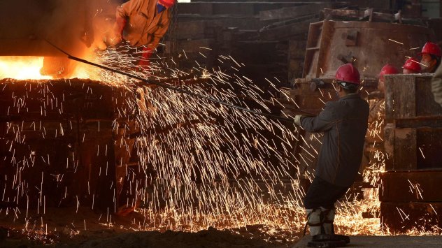 Печалбите в китайските индустриални фирми се свиха миналия месец за