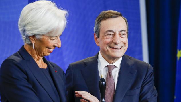 Новоизбраният ръководител на ЕЦБ Кристин Лагард и нейният предшественик Марио Драги. Снимка: Alex Kraus/Bloomberg