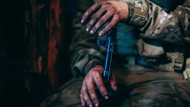 Войник чака в землянката в Серебрянската гора в Луганската област на Украйна през август. Фотограф: Юлия Кочетова, Bloomberg