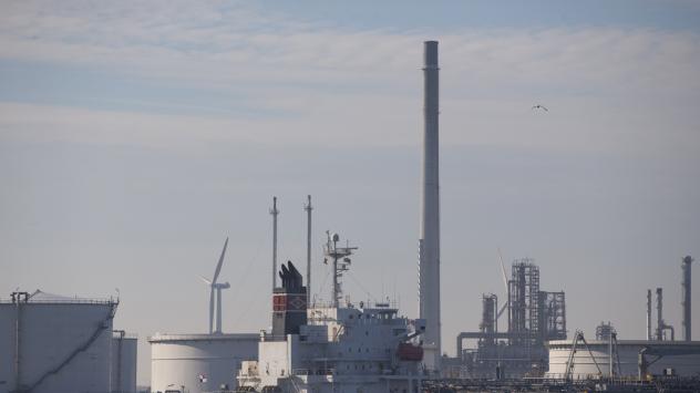 Танкерът Jipro Isis на Iino Kaiun Kaisha Ltd. пред рафинерията Q8 Europort в Ротердам, Холандия, 27/10/2015. Photographer: Jasper Juinen/Bloomberg