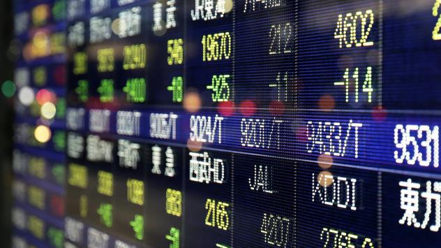 Пазарни индекси, показани на електронно табло в Токио. Снимка: Kiyoshi Ota/Bloomberg