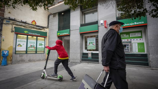 Изнервен от неудобните финансови приложения пенсионираният уролог Карлос Сан Хуан