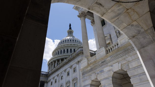 Индустрията на криптовалутите значително увеличи политическите си разходи преди междинните