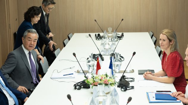 Срещата на Ван И и Кая Калас. Снимка: Bloomberg