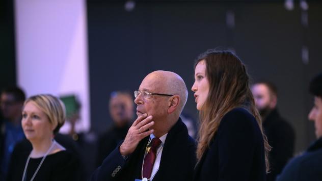 Клаус Шваб, председател на Световния икономически форум, прави последна обиколка на Конгресния център в Давос преди откриването на събитието. Снимка: Simon Dawson/Bloomberg