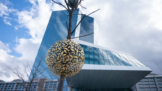 Правителствата и централните банкери в Европа се насочват към комбинация