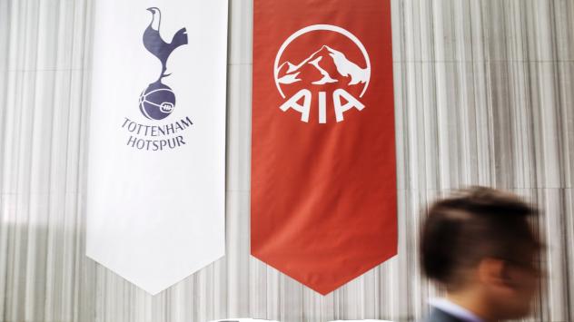 Знаме на Тотнъм и AIA в Хонконг Снимка: Anthony Kwan/Bloomberg