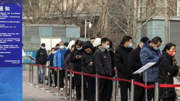Три четвърти от 22-милионния Пекин се наредиха днес на опашка