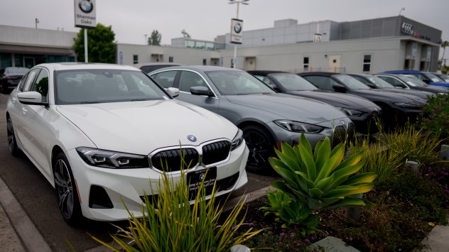 Нови автомобили BMW за продажба в дилърски център в Лос Анджелис, Калифорния Снимка: Bloomberg LP