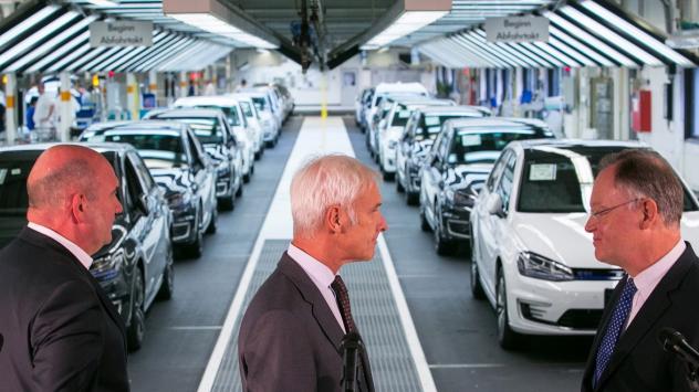 Изп. директор на VW Матиас Мюлер, синдикалният лидер Бернд Остерлох (л) и премиерът на Долна Саксония Щефан Вайл (д). снимка: Krisztian Bocsi/Bloomberg