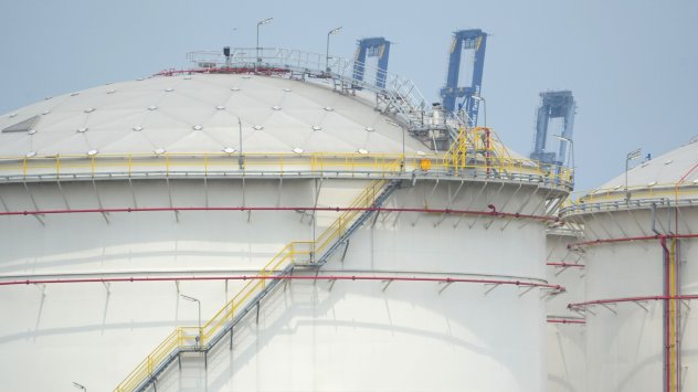 Суровият петрол се насочва към седмична загуба от около 10