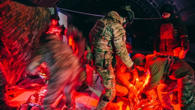 !!! Симулация на нощна евакуация по време на медицинска тренировка на батальон в Източна Украйна. Снимка: Юлия Кочетова/Bloomberg