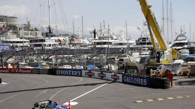 Пилотът на Renault Фернандо Алонсо по време на състезание за голямата награда на Монако; Снимка:Michael Schenkenberg