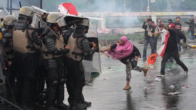 Демонстранти се сблъскват с полицията за борба с безредиците по време на протест пред сградата на парламента в Джакарта, Индонезия, в четвъртък, 28 август 2025 г. Снимка: Bloomberg