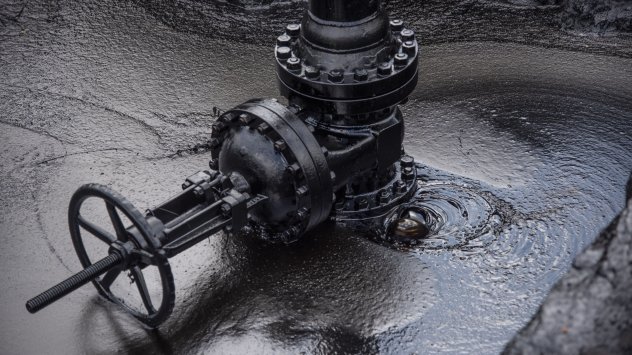 Цените на петрола се повишиха в четвъртък удължавайки предпазливото покачване