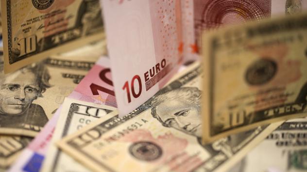 Банкноти от по 10 долара и 10 евро. Снимка: Simon Dawson/Bloomberg