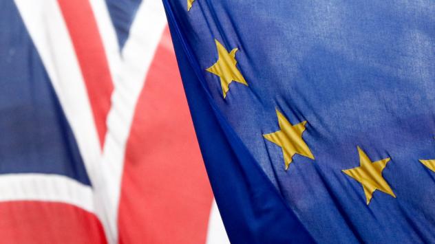 Знамената на Обединеното кралство и ЕС. Photographer: Chris Ratcliffe/Bloomberg