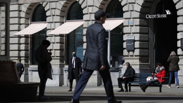 Уморените инвеститори на Credit Suisse се страхуват че банката дълго