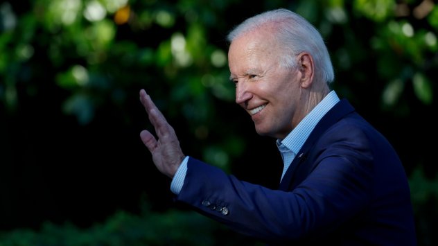 Президентът Джо Байдън и лидерът на мнозинството в Сената Чък