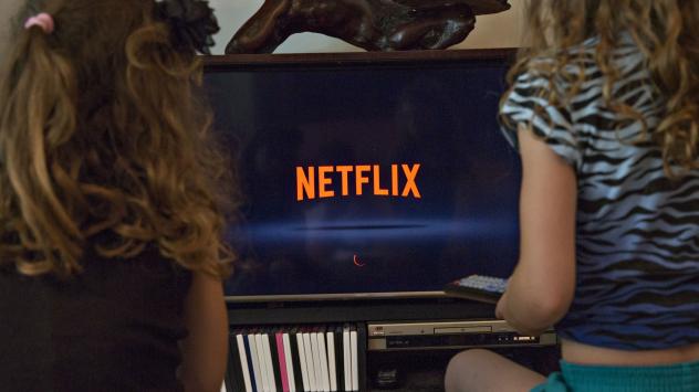 Деца гледат изображение с логото на Netflix в Тискилуа, Илионойс Снимка: Daniel Acker/Bloomberg