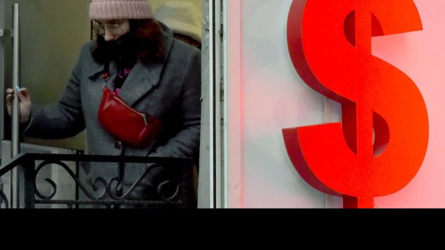 Тъй като официалният обменен курс на рублата не съответства на