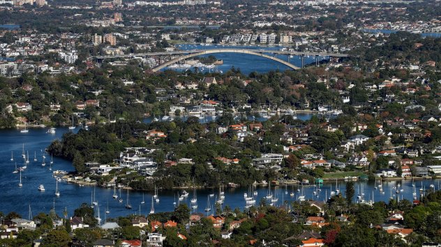 В цял свят нарастващите разходи по заемите притискат както купувачите